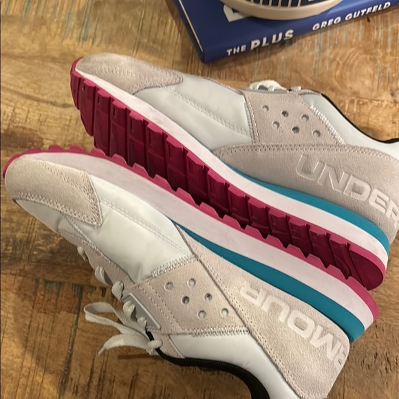 Under armour “essential runner”woman’s running shoes sz 9 - Picture 4 of 10